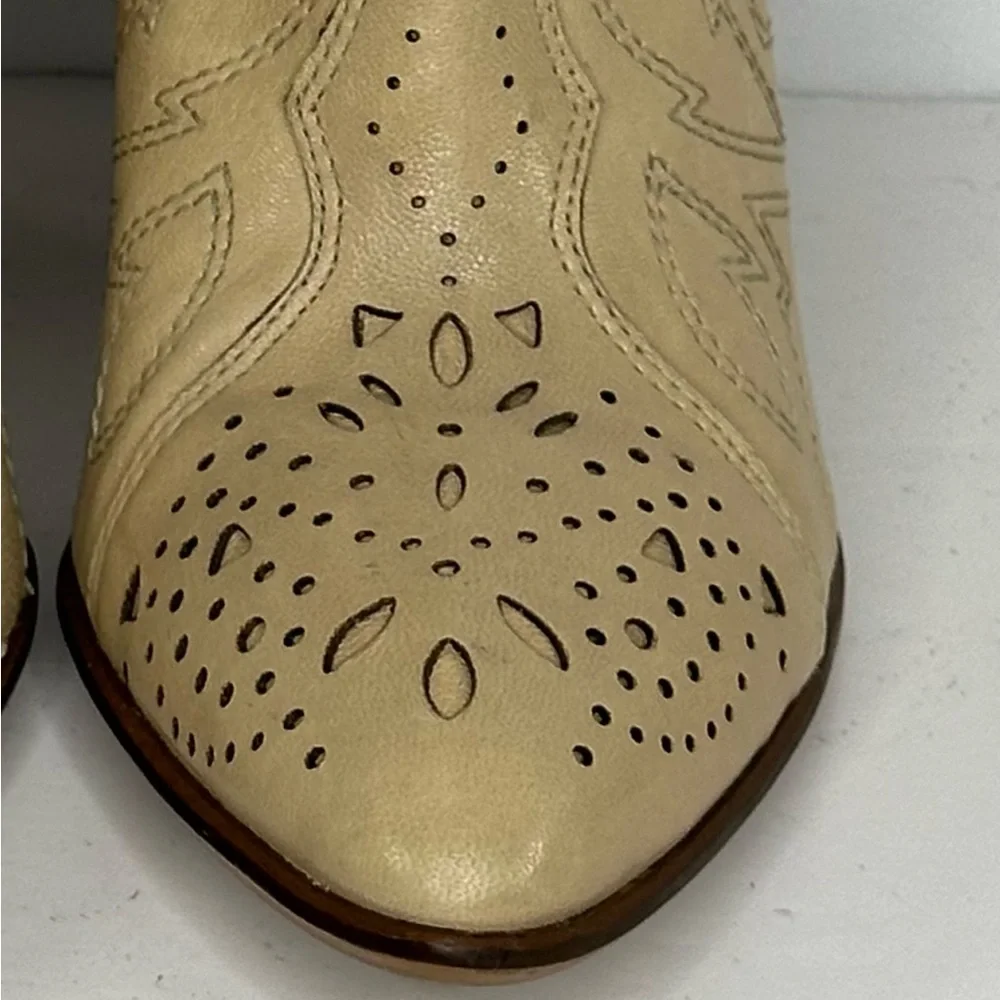 Carlos Santana Spur Cream Western Ankle Boots Leather Rodeo Boho Sz 9.5 - Picture 3 of 10